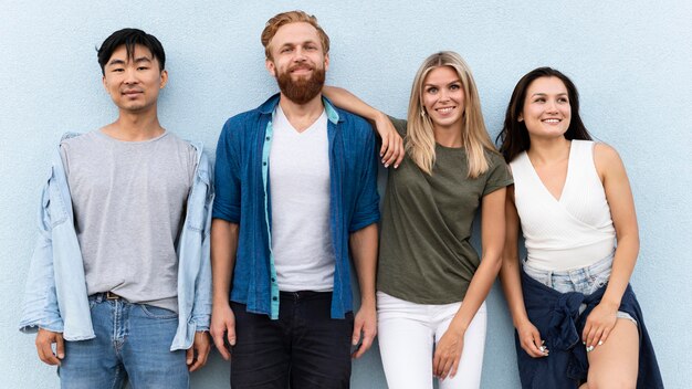 Vorderansicht Smiley-Freunde posieren