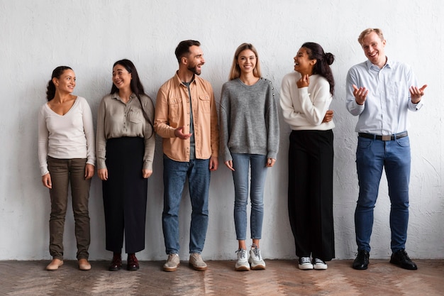 Kostenloses Foto vorderansicht von smileys bei einer gruppentherapiesitzung