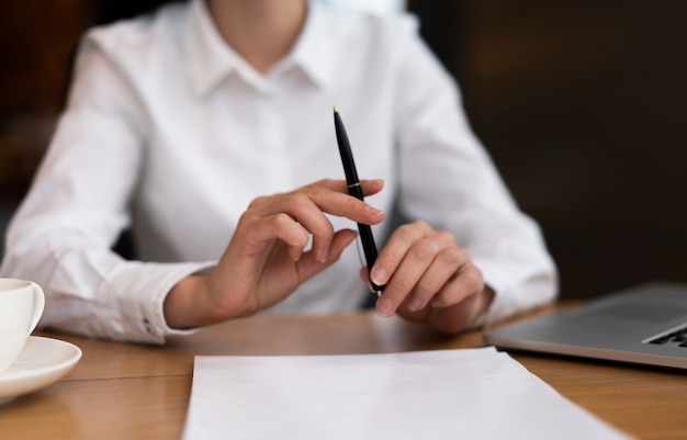 Kostenloses Foto vorderansichtgeschäftsmann, der einen stift hält