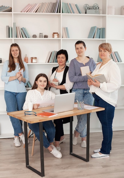 Kostenloses Foto weiblicher verein mit einem laptop