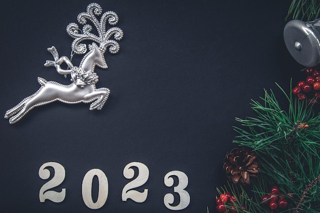 Kostenloses Foto weihnachtshintergrund mit zahlen 2023 und dekordetails flach gelegt