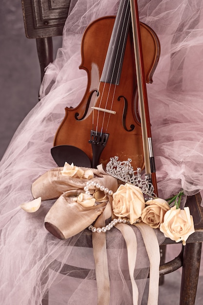 Kostenloses Foto weinlesestillleben mit rosen und ballettschuhen