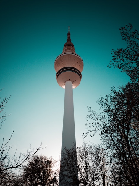 Kostenloses Foto weißer hoher turm während des tages