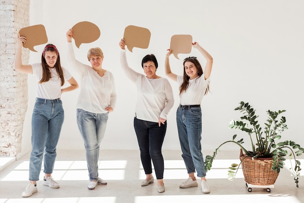 Kostenloses Foto zusammengehörigkeitsgruppe von frauen, die sprechblasen halten