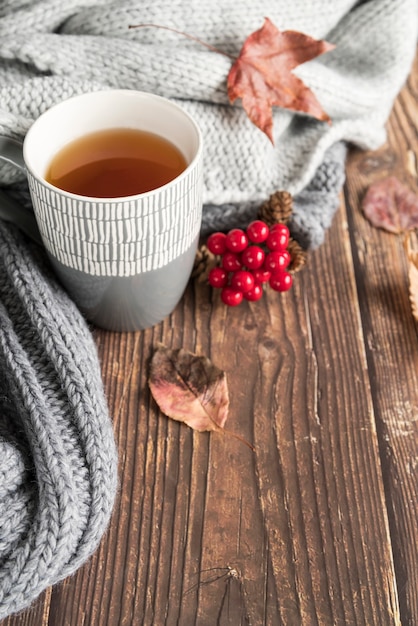 Zusammensetzung mit heißem Getränk auf Holztisch