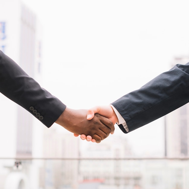 Kostenloses Foto zwei ernte hände im handshake