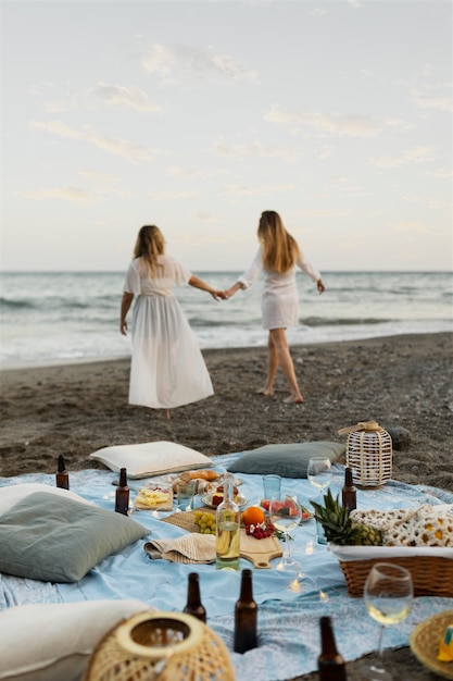 Kostenloses Foto zwei frauen zusammen bei einer strandparty