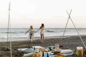 Kostenloses Foto zwei frauen zusammen bei einer strandparty