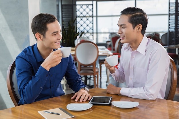 Kostenloses Foto zwei geschäftsleute trinken kaffee in restaurant