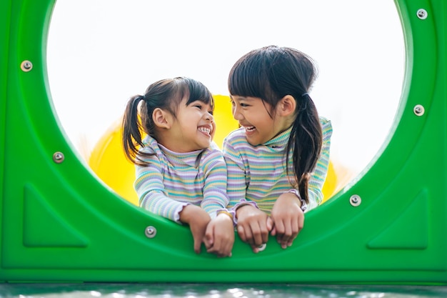 Kostenloses Foto zwei mädchen spielen fröhlich auf dem spielplatz