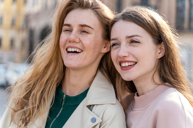 Zwei Smiley-Freundinnen draußen in der Stadt