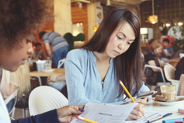 Kostenloses Foto zwei weibliche mitarbeiter arbeiten zusammen im café