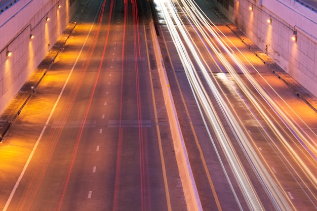 A luz forma um carro e um túnel