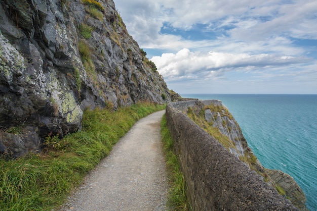 A pedra balança o trajeto da montanha no seacoast irlandês. Bray, Greystone