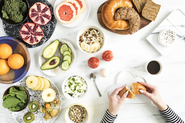 A vista superior da super comida na mesa de mármore branco Flat lay Variuos ingredientes vegetais e comida saudável para vegetarianos Mesa de café da manhã