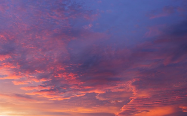 Abendhimmel mit bunten Wolken Sonnenlicht