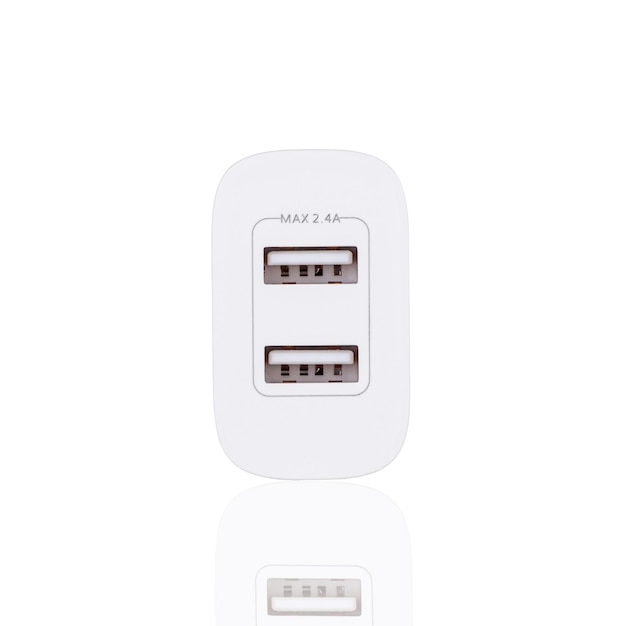 Foto adaptador de rede 220v usb carregando em um fundo branco