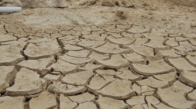 Foto agrietado suelo de arcilla en la estaciã³n seca