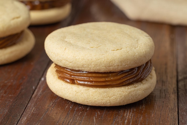 Foto alfajores argentinos feitos com amido de milho recheados com doce de leite