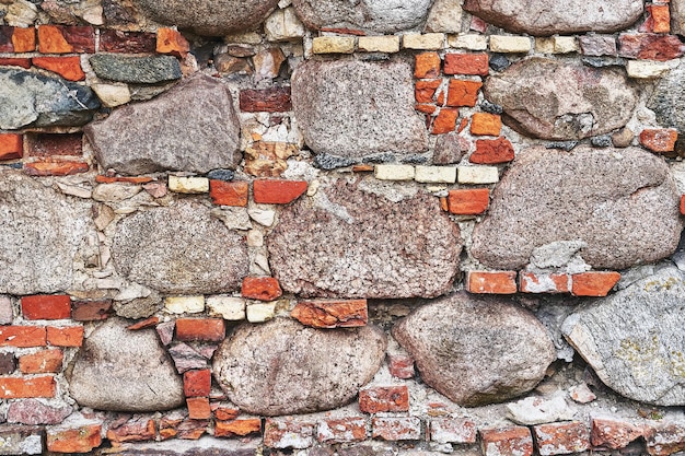 Alte rote Backsteinmauer mit Kopfsteinpflaster Grunge Hintergrund Kopie Raum