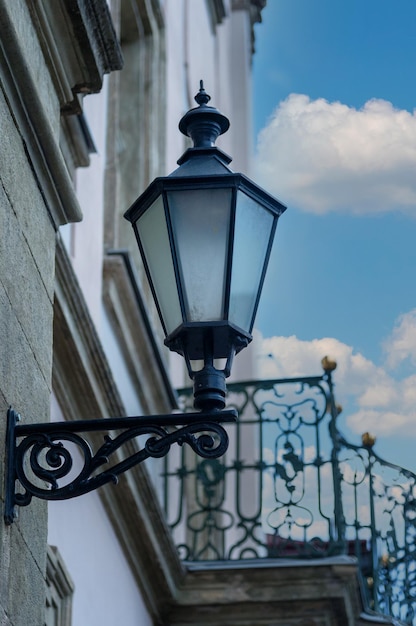 Alte Straßenlaternenbeleuchtung an der Fassade des Gebäudes Twilight auf der Stadtstraße Gebäudebeleuchtung Retro Laternenbeleuchtung warmes Licht Glühen Straßenlaternenbeleuchtung und Vintage-Laterne