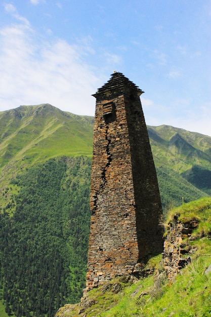 Alte Turmruinen im alten Dorf in Kvavlo, Tusheti, Georgia