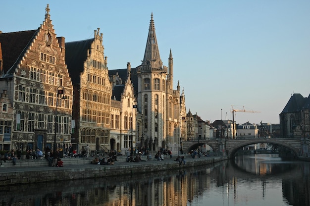 Foto altes gebäude am flussufer