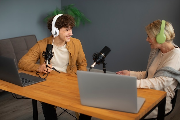 Amigos gravando podcast de alto ângulo