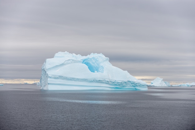 Foto antarktische landschaft mit eisberg