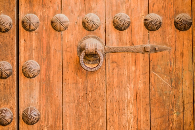 Antigo rústico vintage de madeira porta closeup fundo ornamental portão detalhe textura padrão