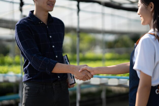 Foto apertar de mãos de parceiros de negócios agricultor de vegetais e investidor cliente negociando para negociação de negócios