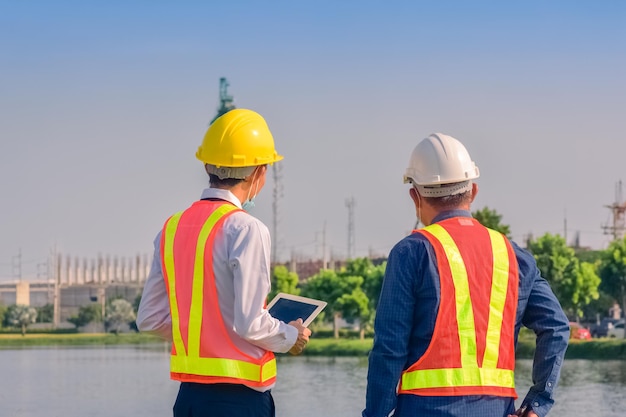 Arquiteto asiático da equipe em um canteiro de obras