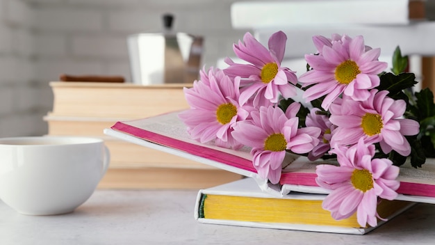 Arranjo com flores e livros