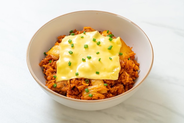 arroz frito kimchi com carne de porco e queijo coberto