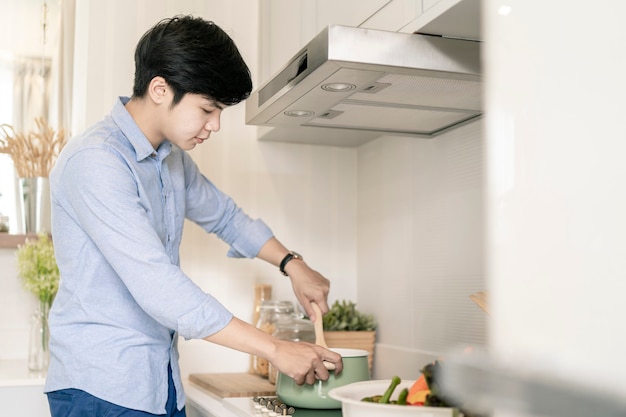 Asain Mann kocht in der heimischen Küche