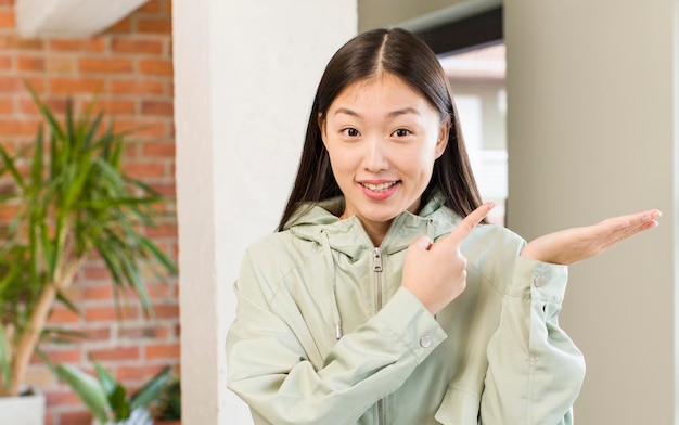 Foto asiatische hübsche frau im neuen wohngebäude