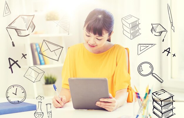 Foto asiatische studentin mit tablet-pc zu hause