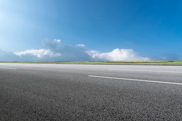 Asphalt Highway Skyline und blauer Himmel und weiße Wolke