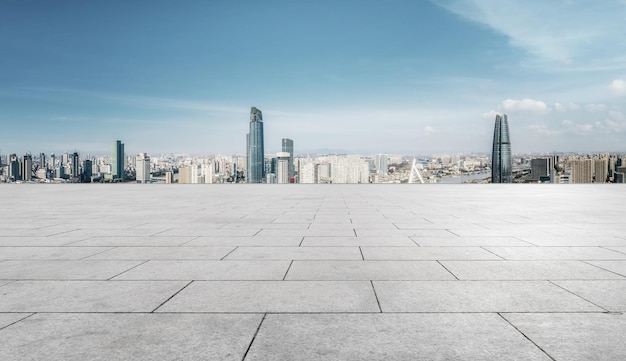 Ausgedehnte städtische Skyline mit leerer Plattform