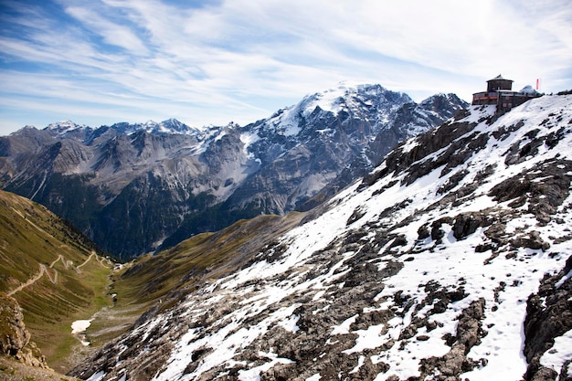 Aussichtspunkt und Straße auf dem Stilfser Joch oder Passo dello Stelvio oder Stilfser Joch in den Alpen für italienische und ausländische Reisende besuchen und sehen die Aussicht auf die Alp in Bormio am 13. September 2019 in Sondrio, Italien