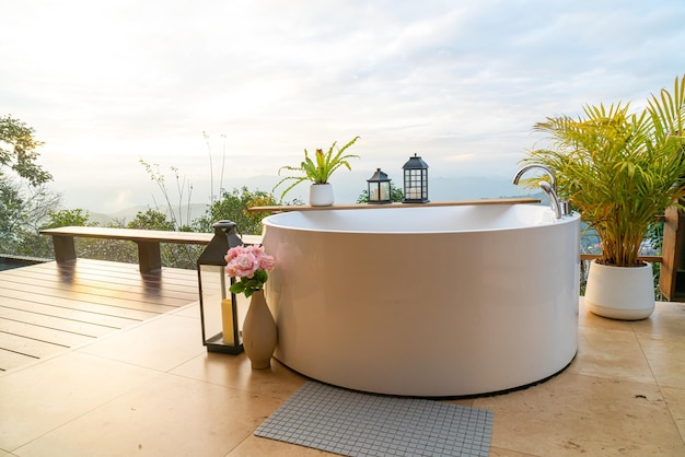 Badewanne im Freien mit wunderschönem Bergblick im Hintergrund