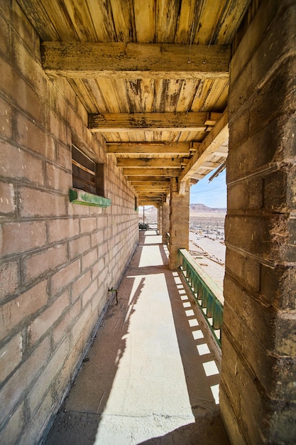 Balcão abandonado da estação de trem no deserto