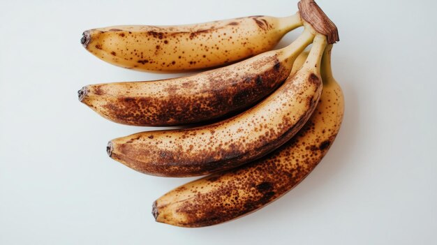 Foto bananas deliciosas e maduras em uma foto de corpo inteiro em fundo branco