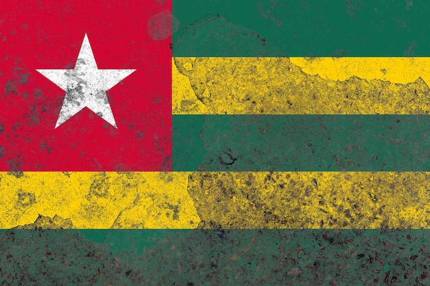 Bandeira do Togo em uma superfície de parede de concreto velha e suja