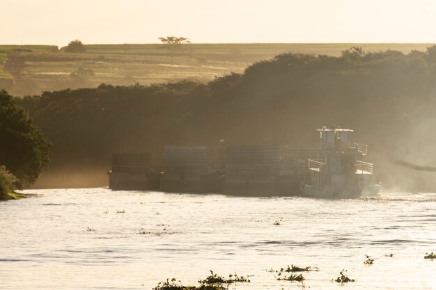 Foto barcaça vazia rio abaixo - hidrovia tietê-paraná.