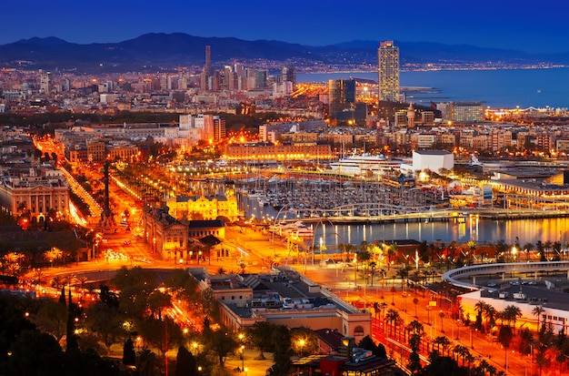 Barcelona Stadt und Hafen in der Nacht. Katalonien