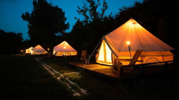 Barracas na noite de glamping