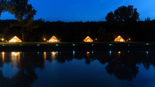 Barracas na noite de glamping