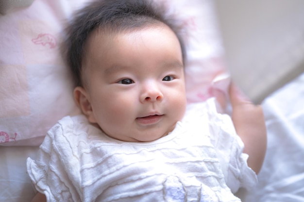 Bebê brincando com cortinas