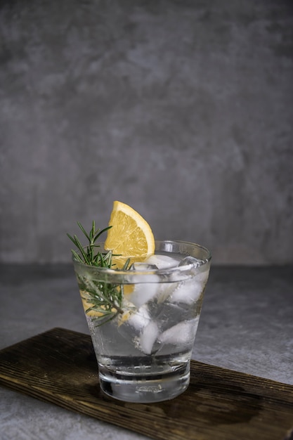 Foto bebida alcoólica gin tônica coquetel com limão, alecrim e gelo